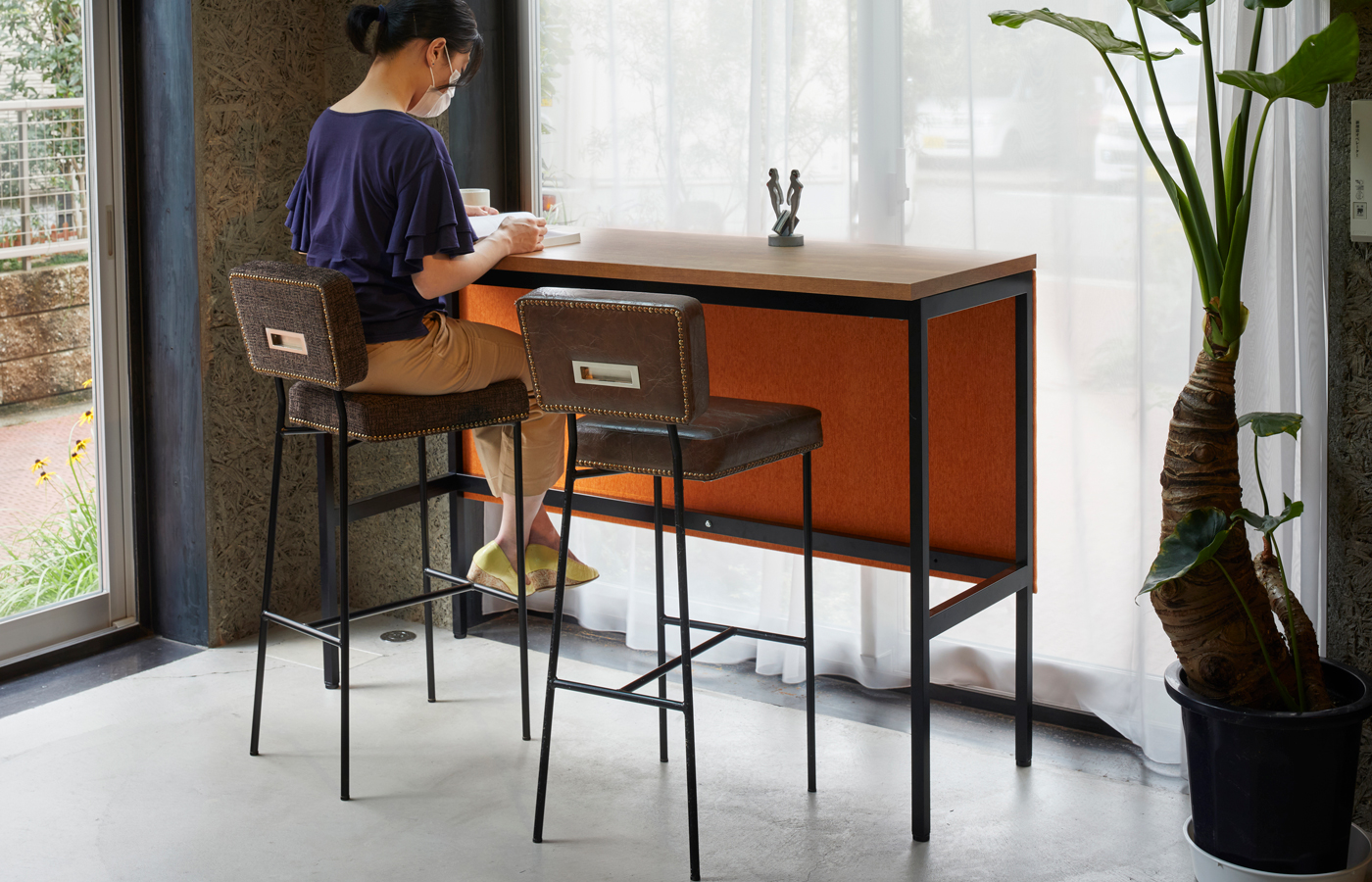 Kreatives Bild zu カフェの窓際や路面店に最適なパネル付きカウンターテーブル「ハイテーブル」シリーズ カフェの窓際や路面店に最適なパネル付きカウンターテーブル「ハイテーブル」シリーズ